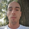 Ako ga vidite zovite odmah policiju! Policija traga za opasnim beguncem: Vuk nožem ubo u vrat bivšu partnerku u Obrenovcu…