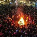 Badnji dan obeležen u pravoslavnim hramovima, na Trgu održano paljenje badnjaka