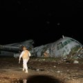 Jeziva tragedija u Boliviji: Srušio se avion na autoput, gori 15 automobila, a ljudi gaze preko mrtvih da ukradu novac (foto)