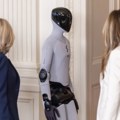 Melanija Tramp ugostila humanoidnog robota u Beloj kući – i najavila da će ih biti još