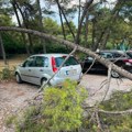 Vetar obarao drveće, grad padao 10 minuta: Snažno nevreme pogodilo Podgoricu nakon ogromne vrućine (foto/video)
