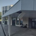 Nova pijaca ne radi, a delovi objekta već vise iznad prolaza – čitalac upozorava na opasnost