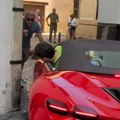 Druže, kuda?! Bahati turista ušao crvenim Ferrarijem u tesnac gde ne prolazi ni pešak: nastao opšti haos, umalo ogulio zver od…