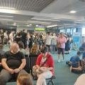 Poleteli za Tunis posle 17 sati agonije: Putnici na Aerodromu Beograd čekali let za Monastir do 20 časova (foto)
