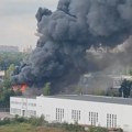 Veliki požar na severoistoku Sankt Peterburga, gori hangar