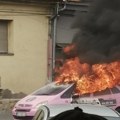 (Foto/video)Zapalilo se taksi vozilo u Kragujevcu, niko nije povređen