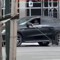 "Bolje mu je da živi sam na ulici": Snimak čoveka koji vozi auto dok kroz prozor drži psa na povocu šokirao Beograđane…