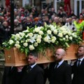 VIDEO Sahranjen najveći engleski fudbaler u istoriji: Na sahrani se pojavio princ Vilijam, povorka krenula sa „Old…