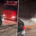 Usred mećave snimljena hit scena Vozač kamiona zapeo u snegu, nije ni sanjao da će on da ga izvlači (video)
