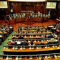 Poslanici Srpske liste učestvuju na sednici kosovskog parlamenta da ne bi izgubili mandate