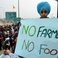Ne zaustavljaju ih ni bodljikava žica, ni suzavac: Poljoprivrednici u Indiji nastavljaju svoj protest, a njihova poruka je…