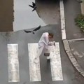 Jeziv snimak iz niša: Vrane napale nekoliko ljudi, prelomio se vrisak ulicom, devojka oborena (video)