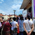 Гужва и гурање у реду за бесплатне прегледе штитасте жлезде у Лесковцу