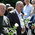 Дан бијелих трака: 102 руже за убијену дјецу у Приједору