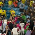 Nezapamćen skandal na Kopa Americi: Fudbaleri Urugvaja se tukli sa navijačima Kolumbije (video)