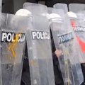 Rešetaju policiju: Sukobi ispred gradske Skupštine u Novom Sadu - okupljeni gađali policiju jajima i farbom! (video)