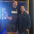 On je Jokićeva najveća talija, Nikola se posle obaranja rekorda sa njim slikao u papučama i posebnoj majici