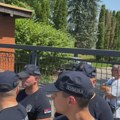 Građani ispred Gradske toplane u Kosjeriću, tvrde da su ušla sumnjiva lica i "batinaši"