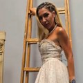 (Video) Umalo sevnulo međunožje: Jovana Jeremić se spustila sa merdevina u kratkoj haljini i ušla u studio Pinka
