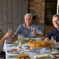 Vučić posetio Tomislava Nikolića: "Srećan što sam mogao da čujem mnogo mudrih saveta"