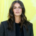 Kaja Gerber u šortsu kakav je njena mama Sindi Kraford nosila devedesetih