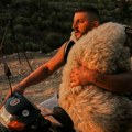 Albanac glavni akter fotografije koja je obišla ceo svet: Srbi ostavili na hiljade komentara, usijale se mreže