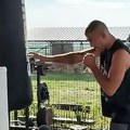 Veljko Ražnatović napravio teretanu u Titelu: Pokazao kako vežba u dvorištu kuće, tu je i ring za boks (video)
