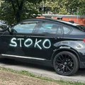 Nepropisno parkiran BMW na Novom Beogradu išaran uvredama: Slike već na mrežama, mišljenja podeljena (Foto)