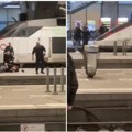 (Video) Krenuo nožem na putnike! Drama u Parizu Haosu na stanici Monparnas prethodio najmanje jedan pucanj!