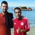 Legendarni napadač crveno-belih prišao Đokoviću na plaži u Atini, bivši heroj sada prodaje ribolovačku opremu