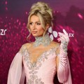 Sve je bilo spremno za Paris Hilton, a onda je stigao dekolte Sofije Vergare: Glumica bujnim poprsjem skrenula pažnju s…