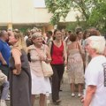 U Novom Sadu skup podrške Dinku Gruhonjiću nakon demoliranja automobila njegovog sina