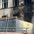 (Foto) Požar u zgradi stare mlekare u centru Čačka, saobraćaj se odvija bez zastoja