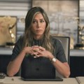 Dženifer Aniston uživa na luksuznoj jahti sa partnerom: Glumica u 57. godini pokazala trbušnjake (FOTO)