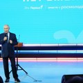 Putin odigrao fudbalski pas sa učenikom, lopta završila u muzeju