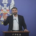 "Ženu da udariš?"Pogledajte kako policija odvodi Šapića posle napada na odbornicu Kreni-promeni