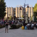 Sutra skup i kontraskup, studenata i SNS-a na Trgu Venac slobode u Aranđelovcu
