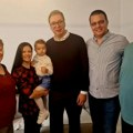 Vučić pre početka mitinga posetio jednu porodicu u Leskovcu, a domaćinu se zahvalio što nije otišao iz zemlje