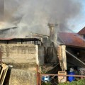 Prve slike požara u Novom Sadu: Kuća u plamenu, komšije sa vatrogascima na terenu