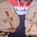 Sekao drva, pa ostao u potpunom šoku kad je video ovo Unutar drveta se ukazao moćan simbol (video)