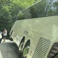 Autobus pun turista iz Kine sleteo sa puta, svi su odmah evakuisani a nadležni izvlače vozilo