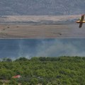 Buknuo požar na ostrvu Vir: Vatra došla do kuća i blizu plaže, u pomoć pozvani i kanaderi