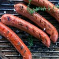 Ovo nikako ne jedite! Poznata kobasica se povlači iz marketa: Postoji opasnost od trovanja