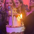 (Video) Viki skače sa sinom i njegovim društvom: Kad je stigla torta sa vatrometom nastao haos: Žurka trajala do zore