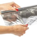 Ovih 7 stvari nikad nemojte raditi s aluminijskom folijom: Mogu uništiti hranu i kućne aparate, ali i ugroziti vaše zdravlje