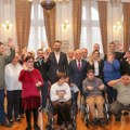 Градоначелник Новог Сада угостио децу и младе са потешкоћама у развоју, са Косова и Метохије: Подршка јачању солидарности и…