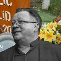 Nepoznata žena ostavila poruku na grobu Halida Bešlića! Na kamenu ispisala reči koje teraju suze na oči