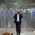 Politički haos u Ankari! Turska policija sa suzavcem i gumenim mecima upala u sedište glavne opozicione stranke, izbili…