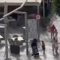 Nezapamćeno nevreme sručilo se na poznato letovalište! Jaka bujica nosila turiste po ulici: Više osoba povređeno, na devojku…