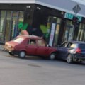 Sudar titana! "Stojadin" se zakucao u "BMW", otpao mu zadnji deo, pa završio na trotoaru: Udes u Valjevu